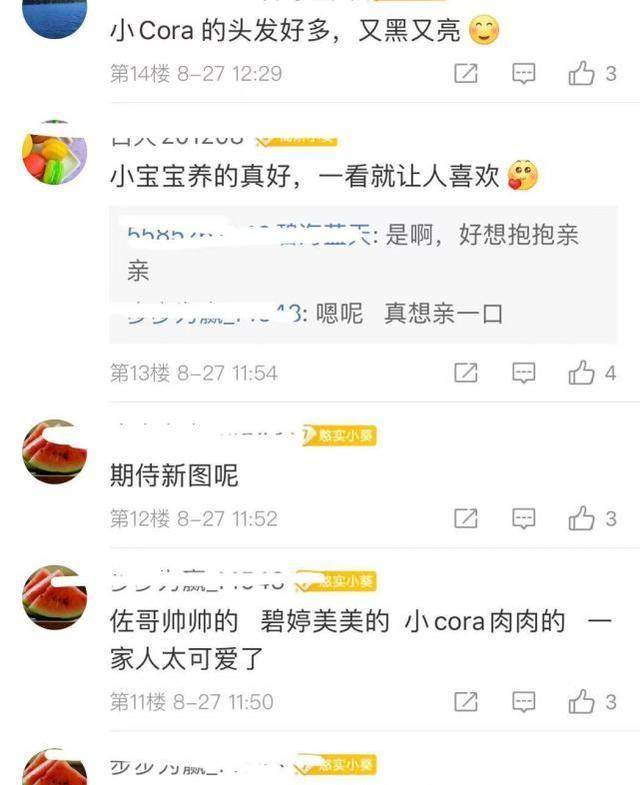 郭碧婷|向佐郭碧婷带女儿外出用餐，cora在餐桌上玩，肉嘟嘟像洋娃娃