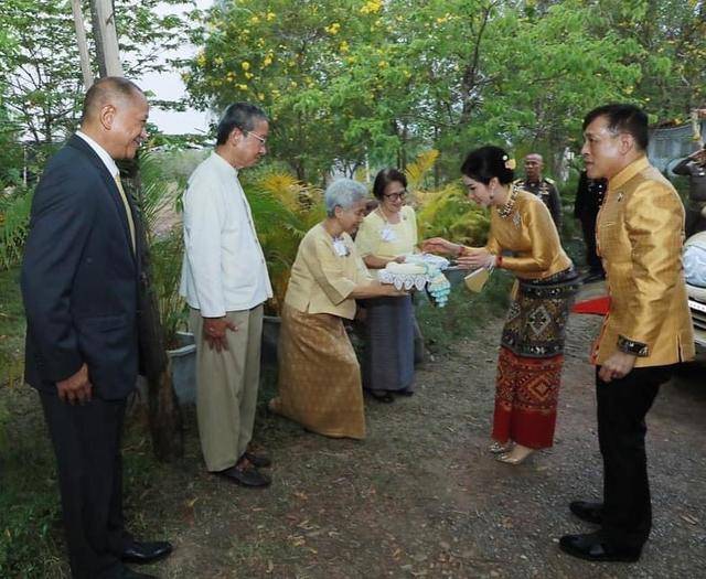 泰丝苏提达穿浅金色套装，勾勒出纤细腰身，比诗妮娜穿衣风格简约多了