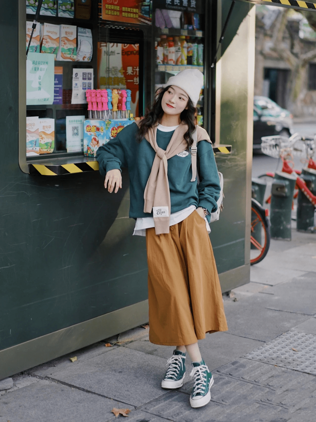 整体 卫衣+裙子的10种搭配,时髦又减龄