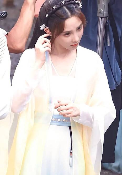 彭小苒|彭小苒新戏《春闺梦里人》杀青，古装颜值提升，搭档95后小生？？