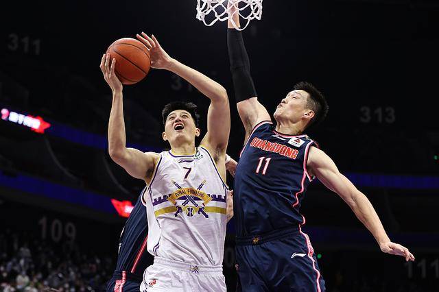 定海神针206cm高塔伤愈复出25分钟轰165扛起北控内线大旗