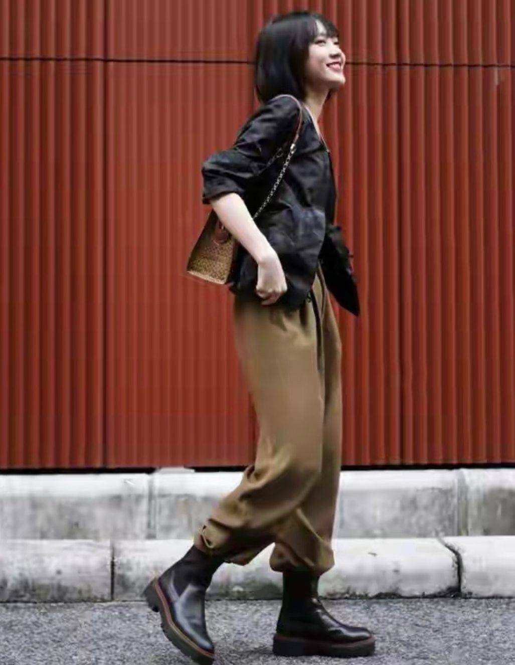 袜子 女人到中年别玩“下身失踪”了，不得体！换这3种穿法才优雅得体