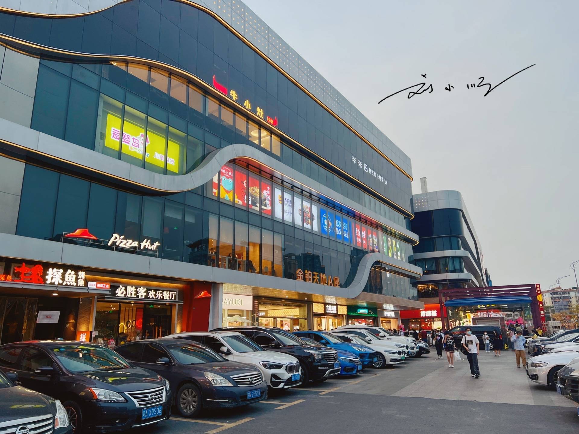 广州市白云区这家商场人气很旺，就在地铁口，几乎每天都人山人海
