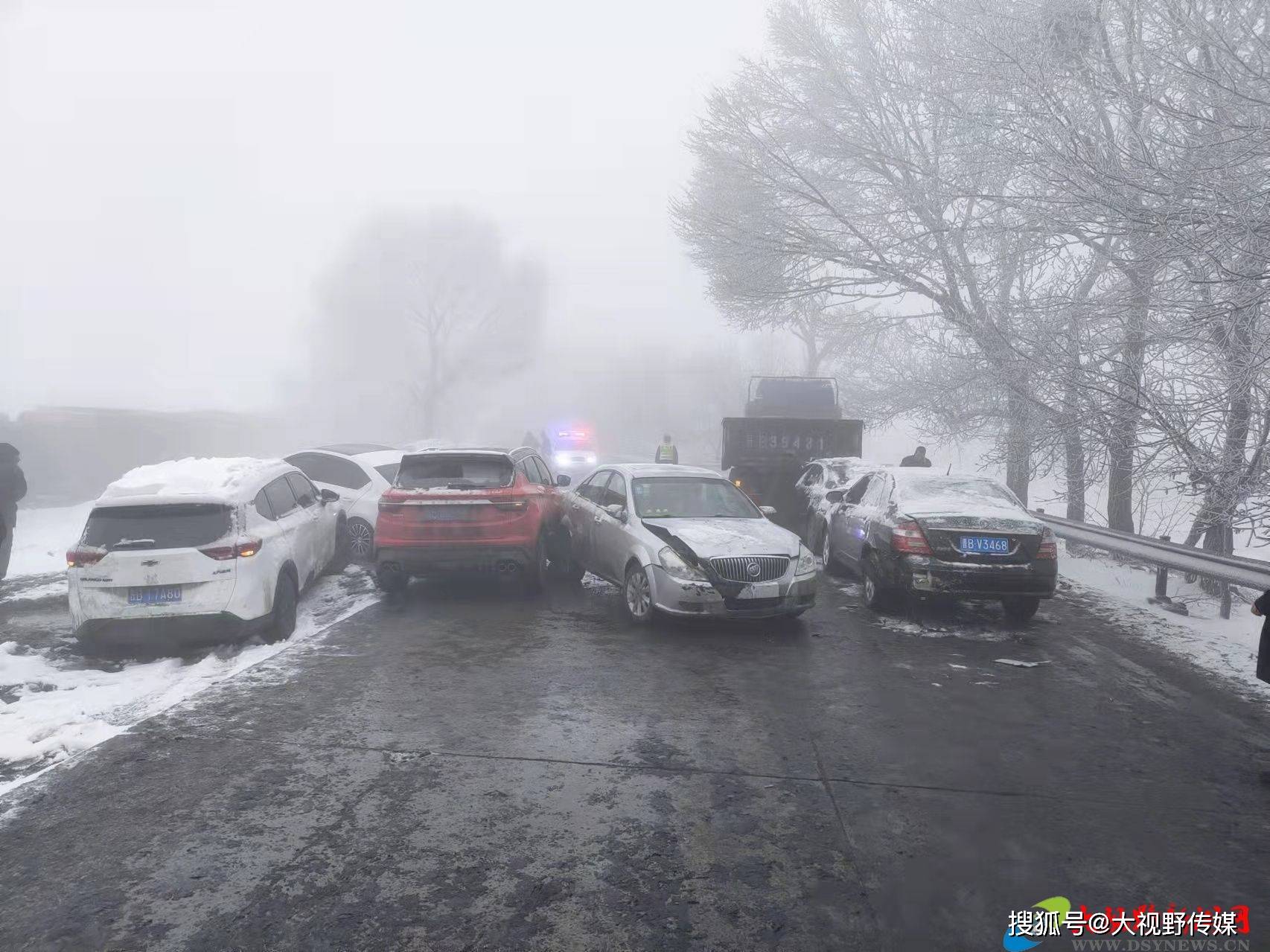 雪天事故车图片图片