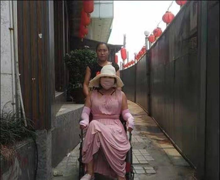 胸部16岁开始整容，花400多万整容200余次的“红粉宝宝”，如今怎样？