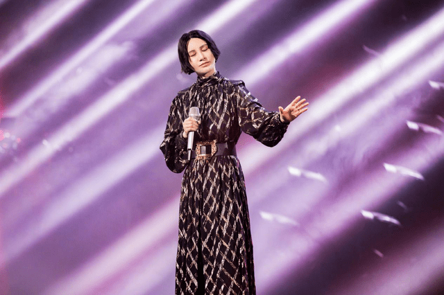 团队 造型翻车穿成大妈，红裙压不住气场