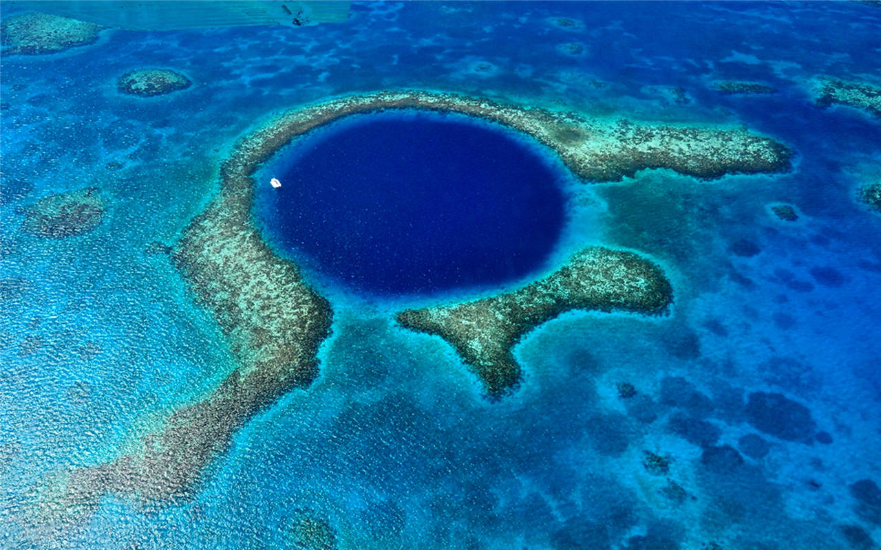 地球上最奇特4个自然景观,火焰瀑布,海洋沙漠和冰河时代的水洞_奇观