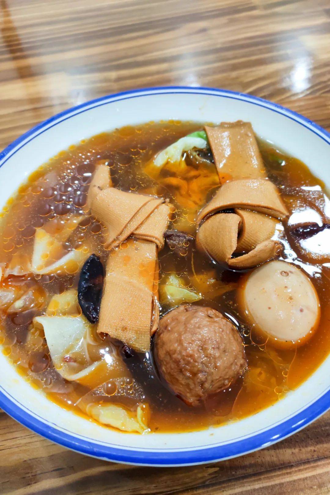 板面搭配三兄弟:卤蛋,丸子和豆皮.