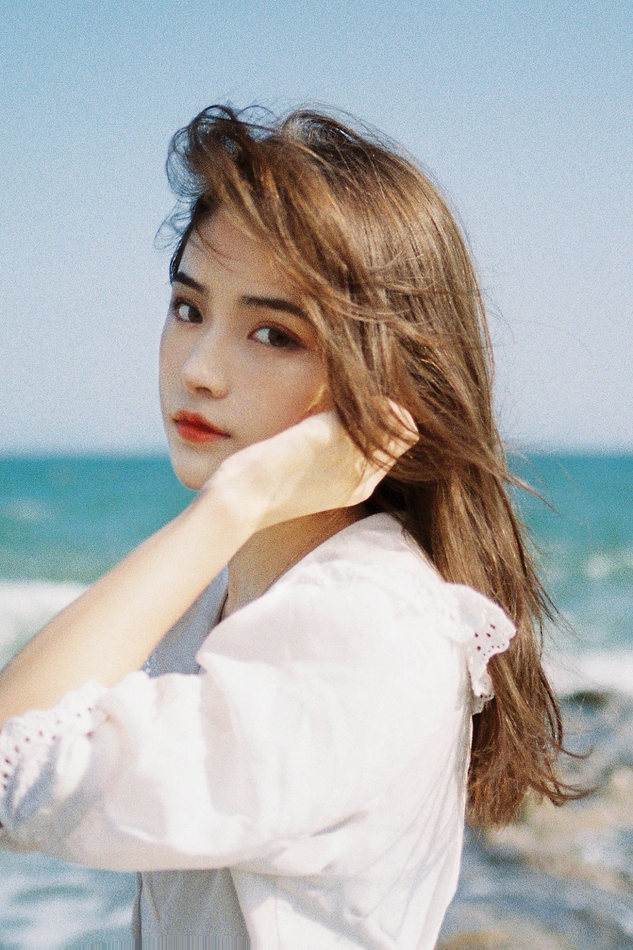 1,整理头发女生拍照别比剪刀手,可以让自己抬手整理头发,从侧面拍