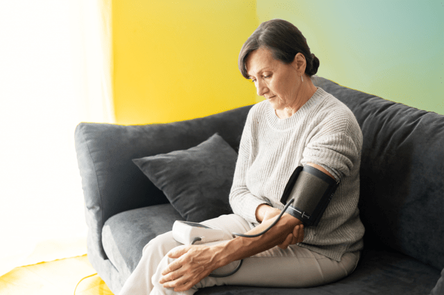 血压发生变化这一现象进行了解释,当你从躺着或坐着的状态下第一次