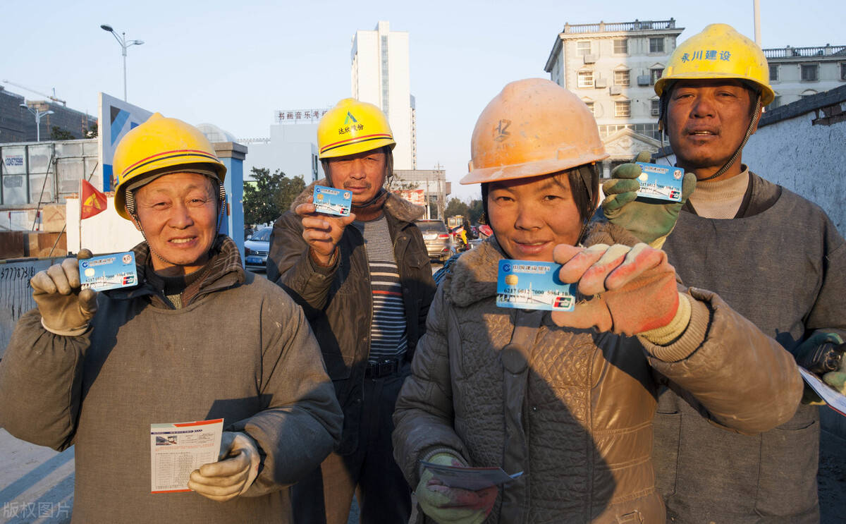 代表建议农民工实行月薪制，代表建议农民工实行月薪制饿