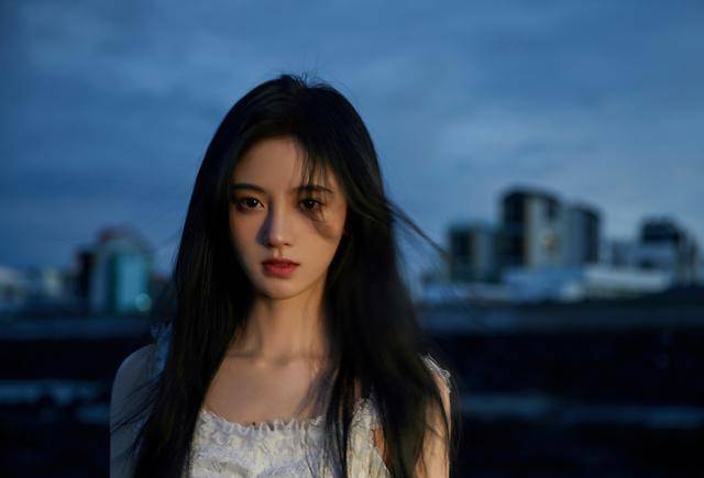 仙女 166cm李艺彤和159cm鞠婧祎,同是白色吊带裙,不是腿长就能赢!