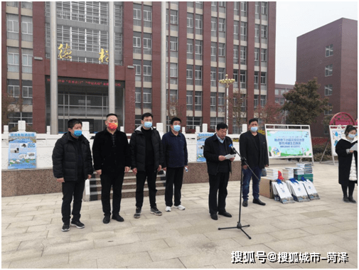 3月22日,菏泽市水务集团自来水有限公司志愿者在牡丹区长城中学开展了