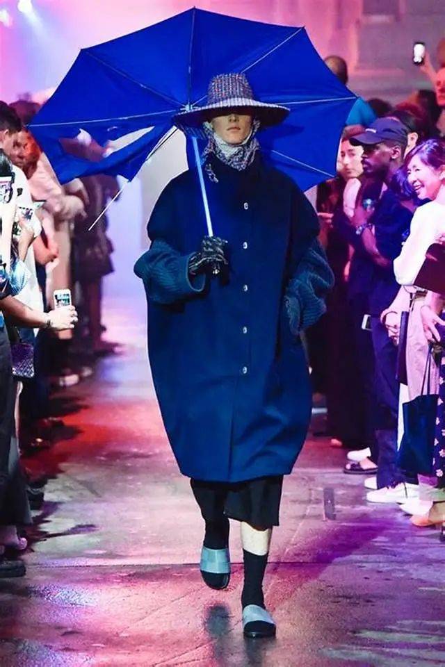 设计 走进“未来主义时尚”……