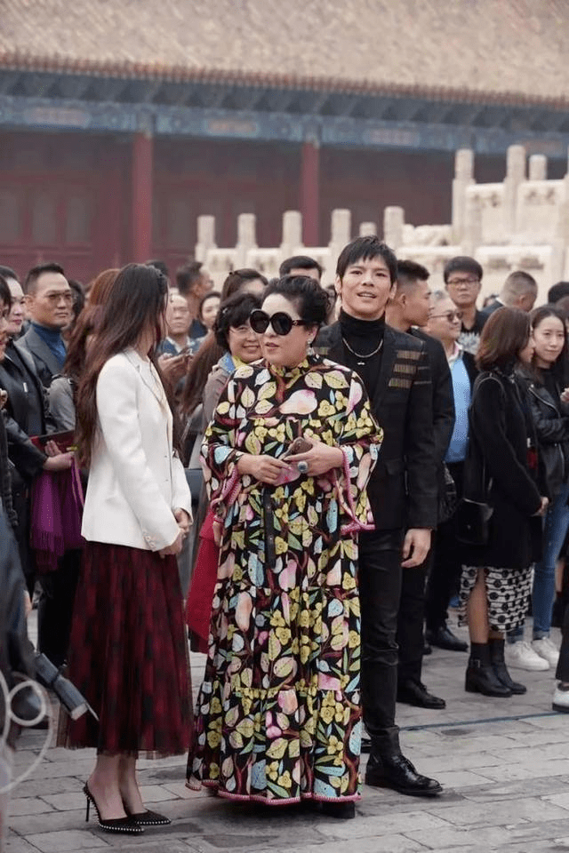 孙女向太不愧是大佬的女人！穿花棉袄逛街比郭碧婷吸睛，对孙女好宠爱