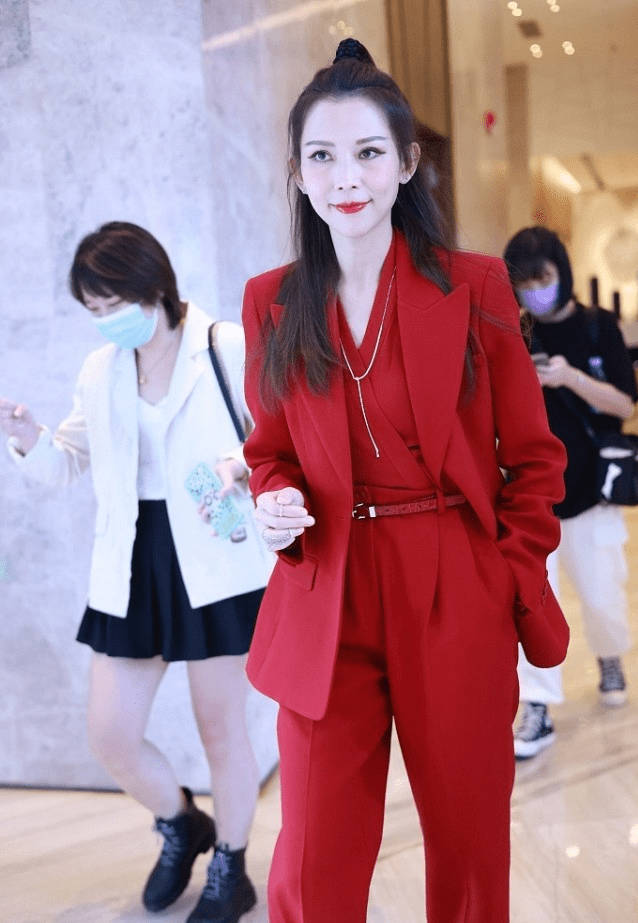 蔡少芬 蔡少芬挺适合穿红色的，私服搭配有少女的甜美，正装穿搭潇洒霸气