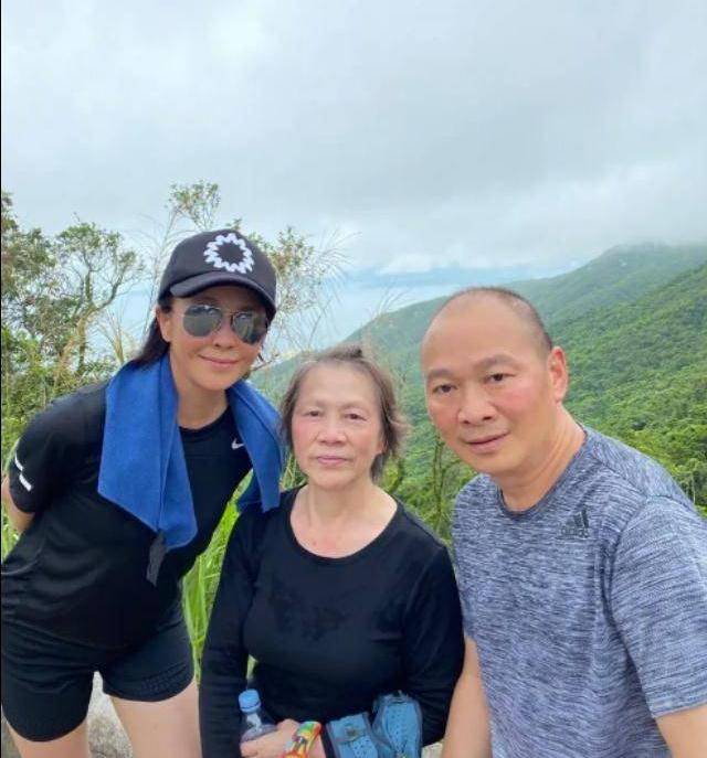 那一种 刘嘉玲穿廉价的衣服不包装，素颜干黄消瘦，这就是真实的55岁！