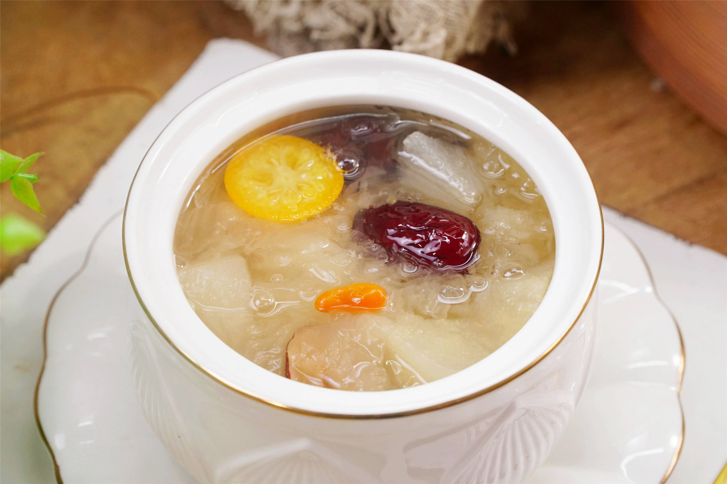 红枣和枸杞要最后放入,这两样食材不耐煮,容易煮碎掉,影响糖水的品质.