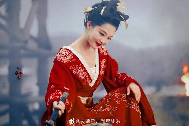 李沁可以演温柔善良的余非,也可以演黑化恶毒的淳儿,不仅演技好而且演