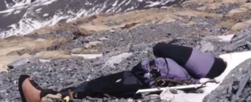 珠峰“睡美人”被冰封9年，百人路过视若无睹，唯独两人做了一件事