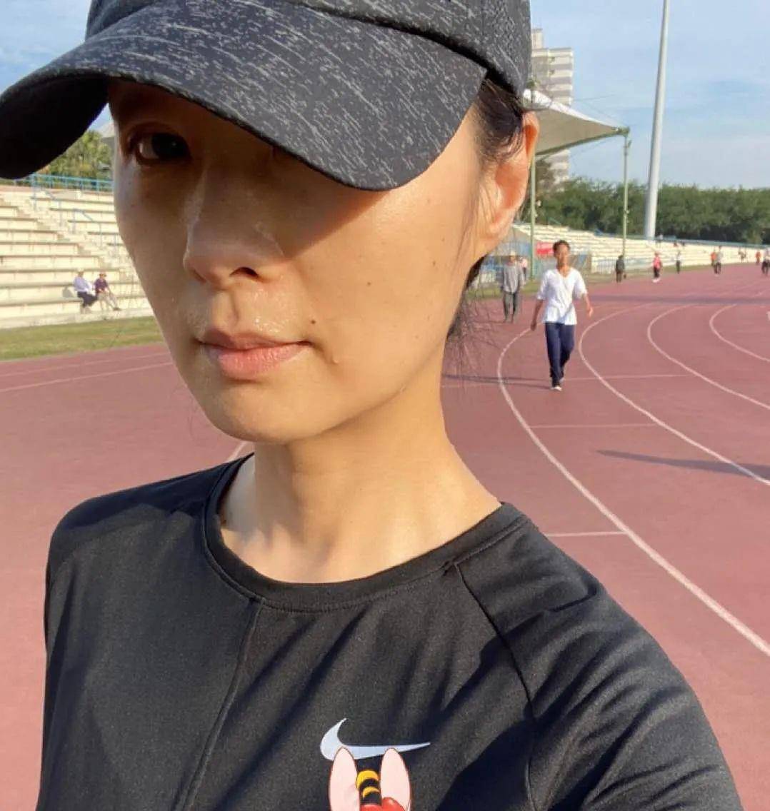 演员现状:45岁女主素颜幻灭,58岁男主成潮流帅爸_生活_天心_杜德伟