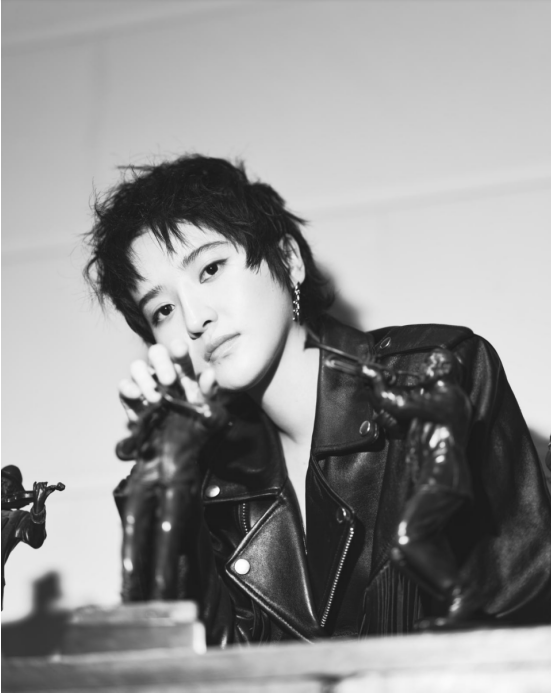 新锐电子唱作人蒋一侨在酒店开offstageshow演唱会