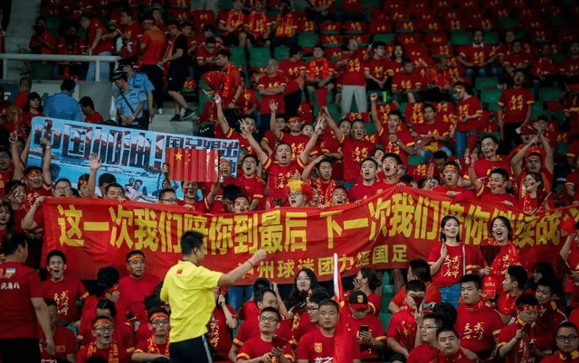 小品|中国足球队呼吁大家为国足加油，球迷：有那个时间还不如去看小品