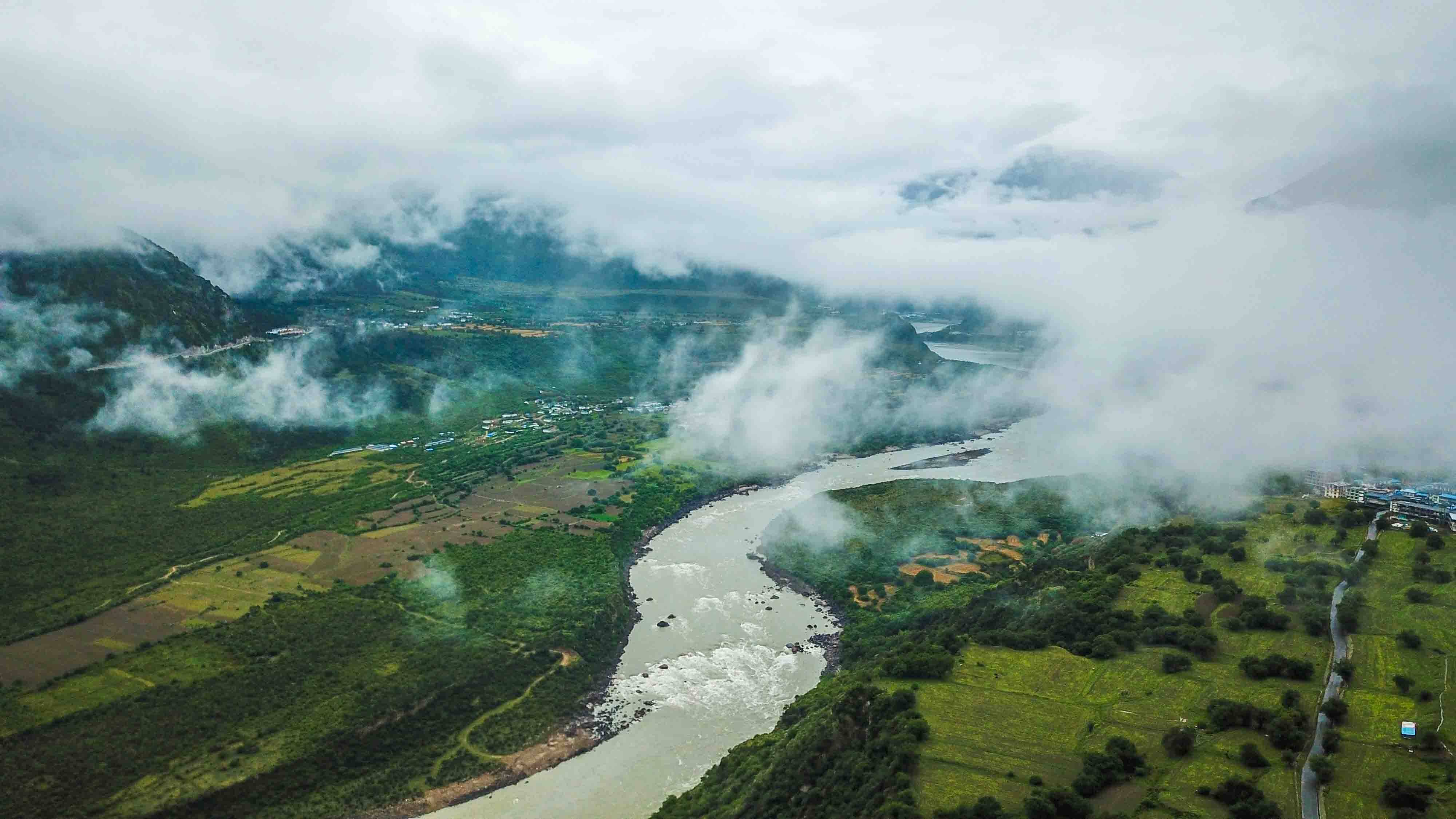 全球海拔最高的江河，藏在西藏，是静若处子，动若脱兔的超美景观