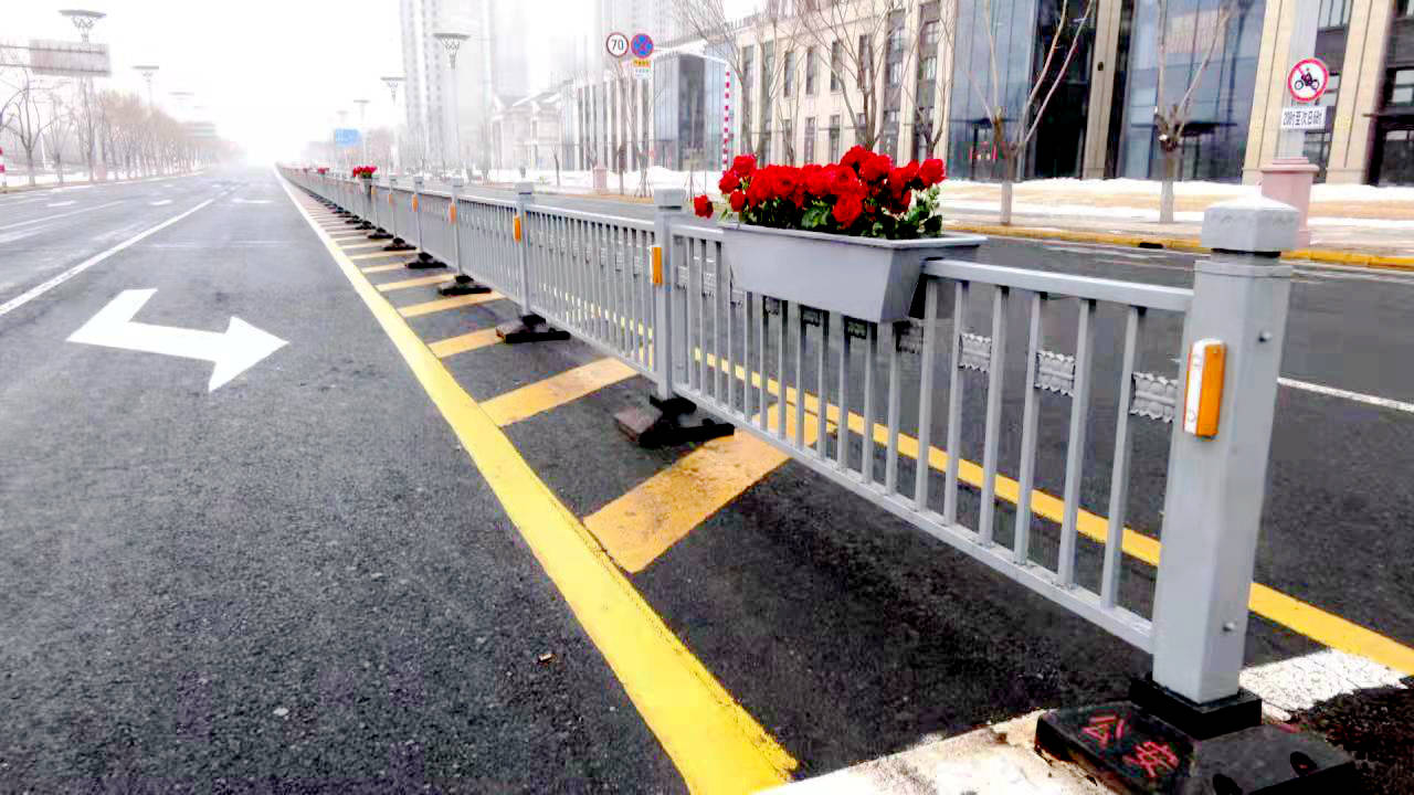 渐变段矮护栏哈尔滨120余条街路换装新式隔离护栏