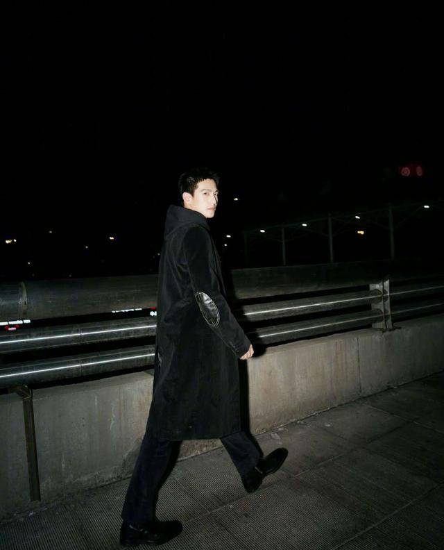 条纹 杨洋简直是行走的时髦精，身穿高级黑大衣look，气质出众引人注目