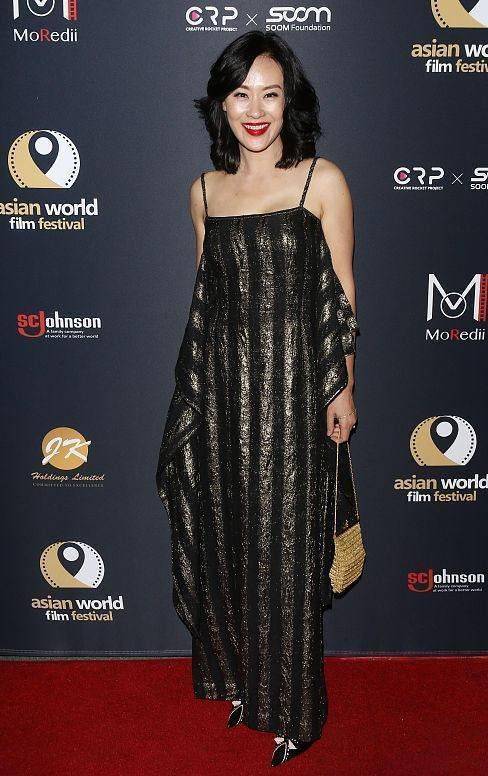 黑色 邬君梅的长相很大气,身穿镂空裙也挺高级的,发型却有些显老了