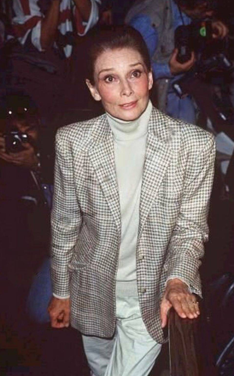 时期 看到穿搭精致的晚年赫本，每条皱纹里都藏着优雅，你还害怕变老吗