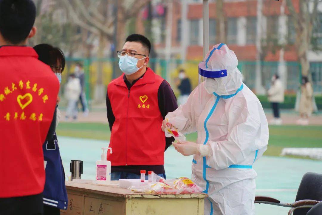 聊城大学东昌学院疫线上的志愿者用行动勾勒闪光青春底色