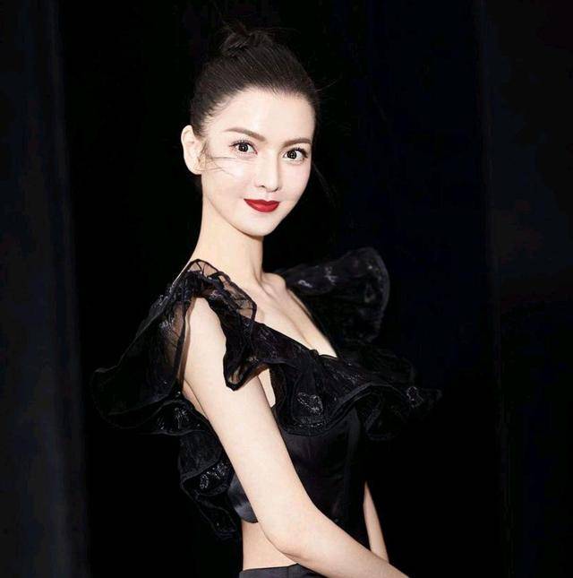 女2号陆林轩也换上了何依蔓,是毕业刚两年的小萌新,只有《剑干将莫邪