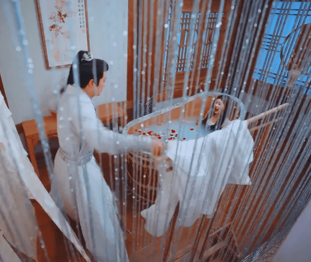 情节|烂梗配烂剧!女主遇男主必倒霉,摔倒必亲吻,女扮男装不能忍!!