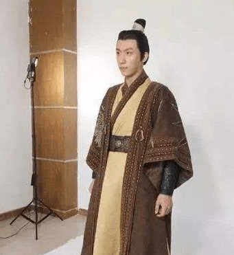 黄景瑜|“硬汉小生”黄景瑜：从服务员到一线男星，他只用了两年时间？？