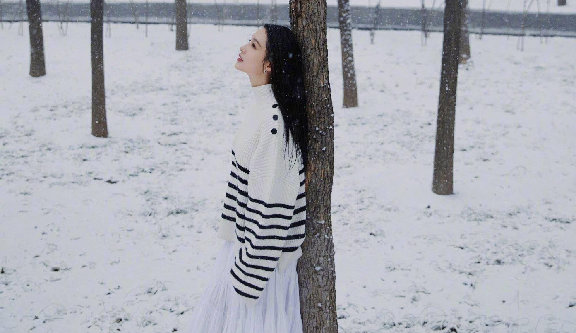 李沁站在雪中拍照,穿针织衫搭配半身裙,视觉效果不输国际大片_女明星