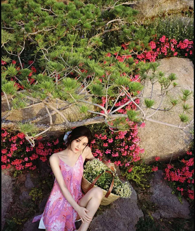 吊带 赵丽颖晒美照 玫粉色的吊带连衣裙坐在花丛中 似甜美少女