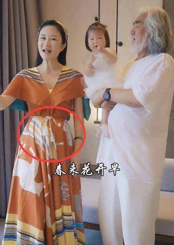 父子 张纪中夫妇为儿子庆生，父子同框像爷孙，7岁混血儿子眼神太忧郁