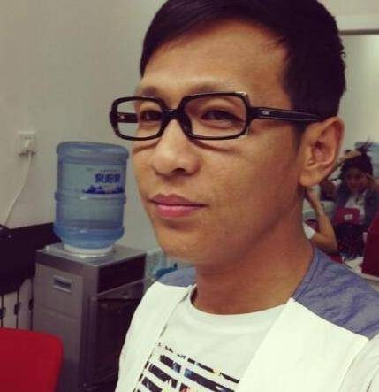 有一次,宋小宝回乡探亲,他被二人转演员焦小龙看中并且收为了徒弟