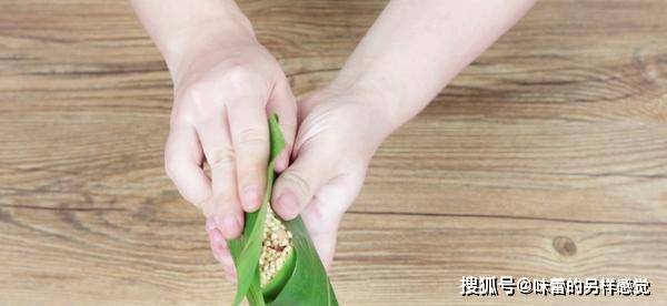 加入适量|教你包粽子啦,江南经典五花肉四角粽,肉馅肥而不腻,粽香四溢