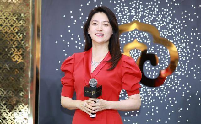 活动 李英爱现身活动高调秀优雅,三连秀造型尽显迷人魅力,48岁太惊艳