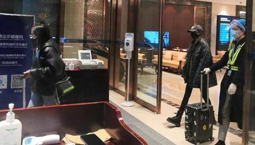 驾驭者 杨幂陪小姐妹逛游乐园，穿紧身裤“牙签腿”抢镜，看腿型像初中生