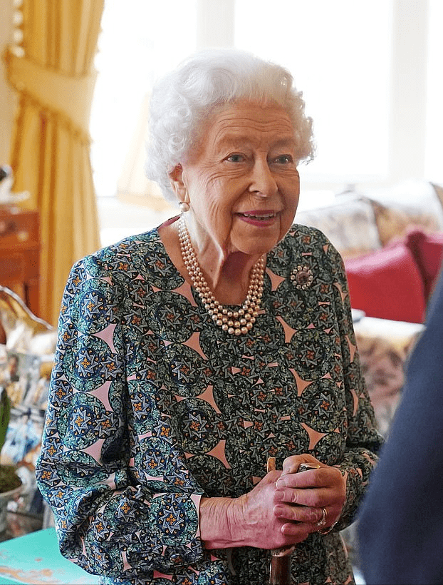 95岁英女王身体硬朗呢！最新亮相开捷豹车遛弯，戴墨镜裹头巾好酷