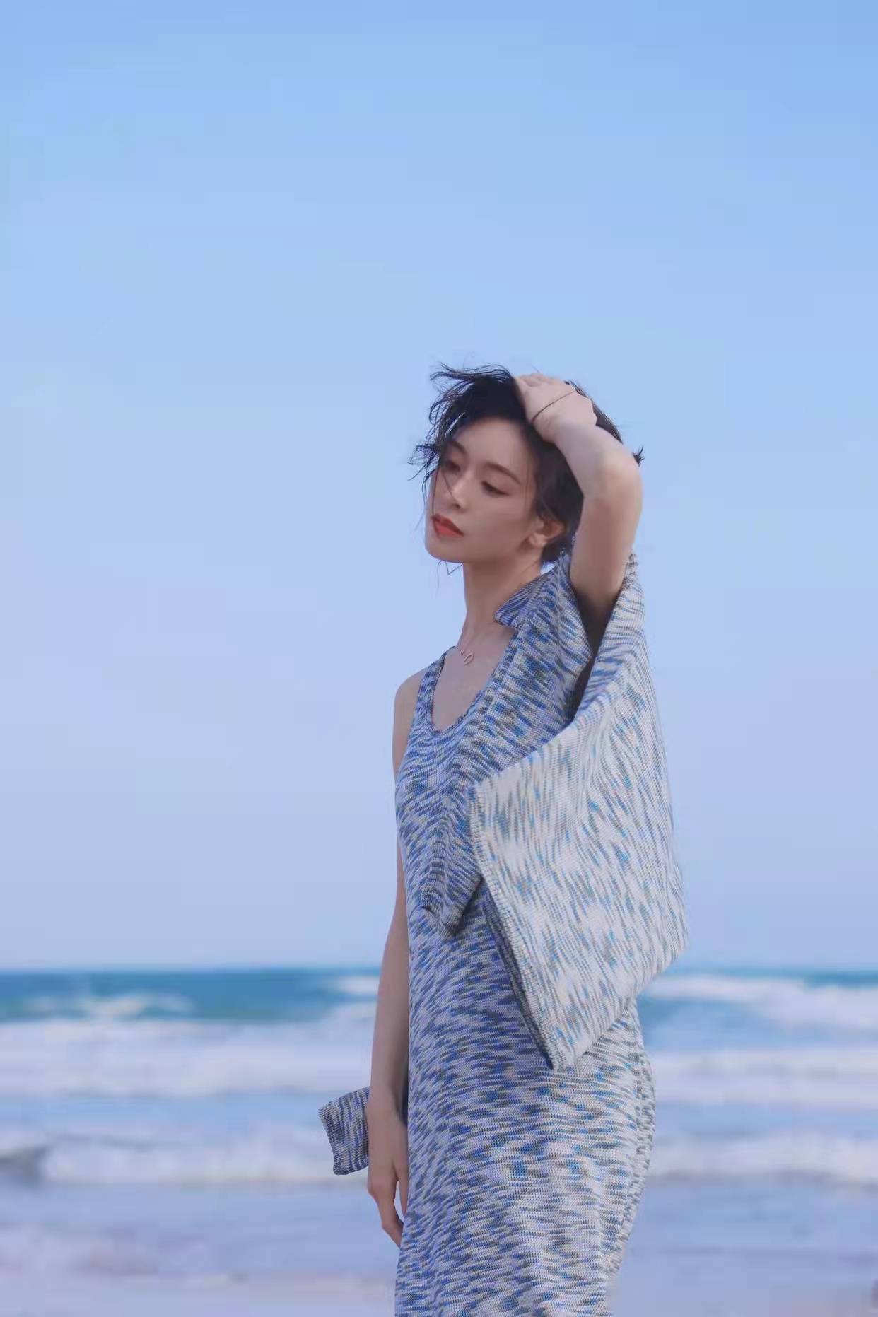 原创文咏珊海边写真极致温柔针织连衣裙加披肩柔情似水美到骨子里
