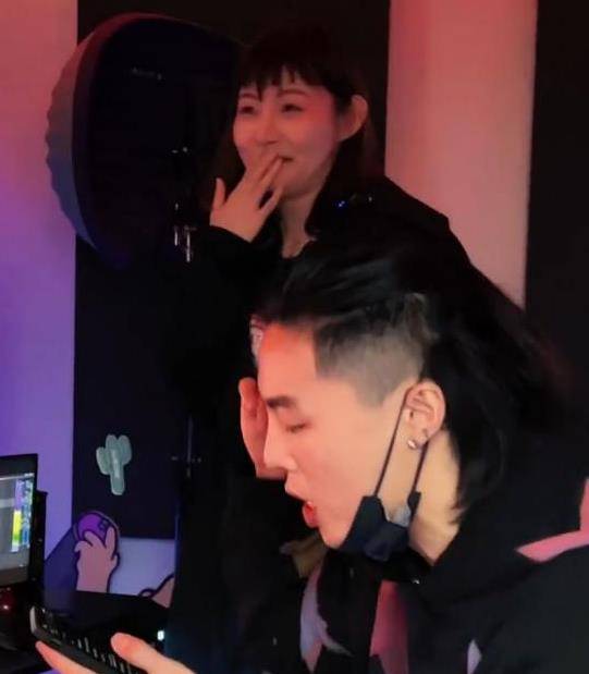 不得不说这个男生确实非常帅,身高也不矮.