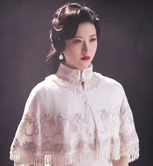 景甜 穿上旗袍摇曳生姿，除了景甜以外，这位女星的身段也不差