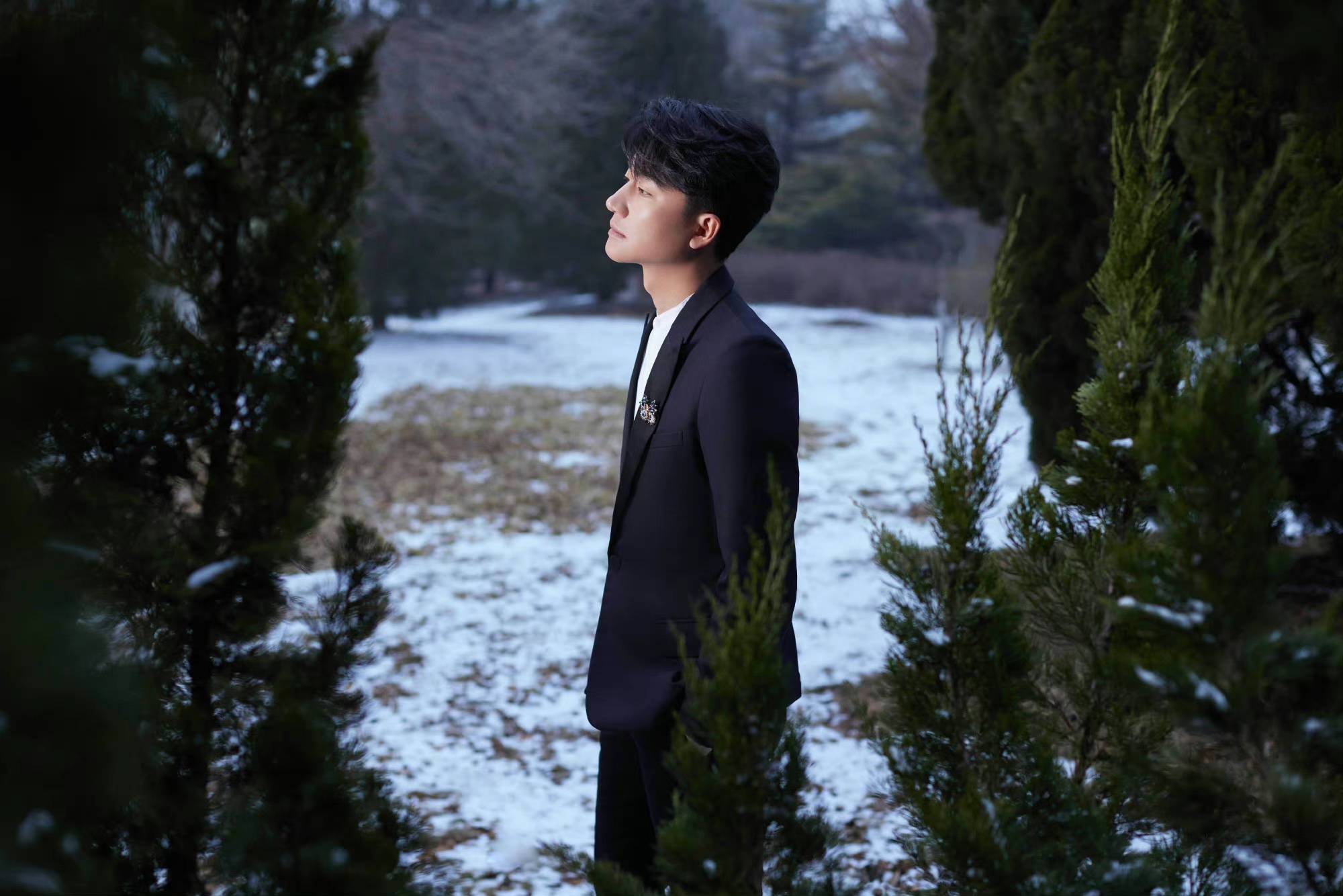 黄轩雪景西装照好治愈