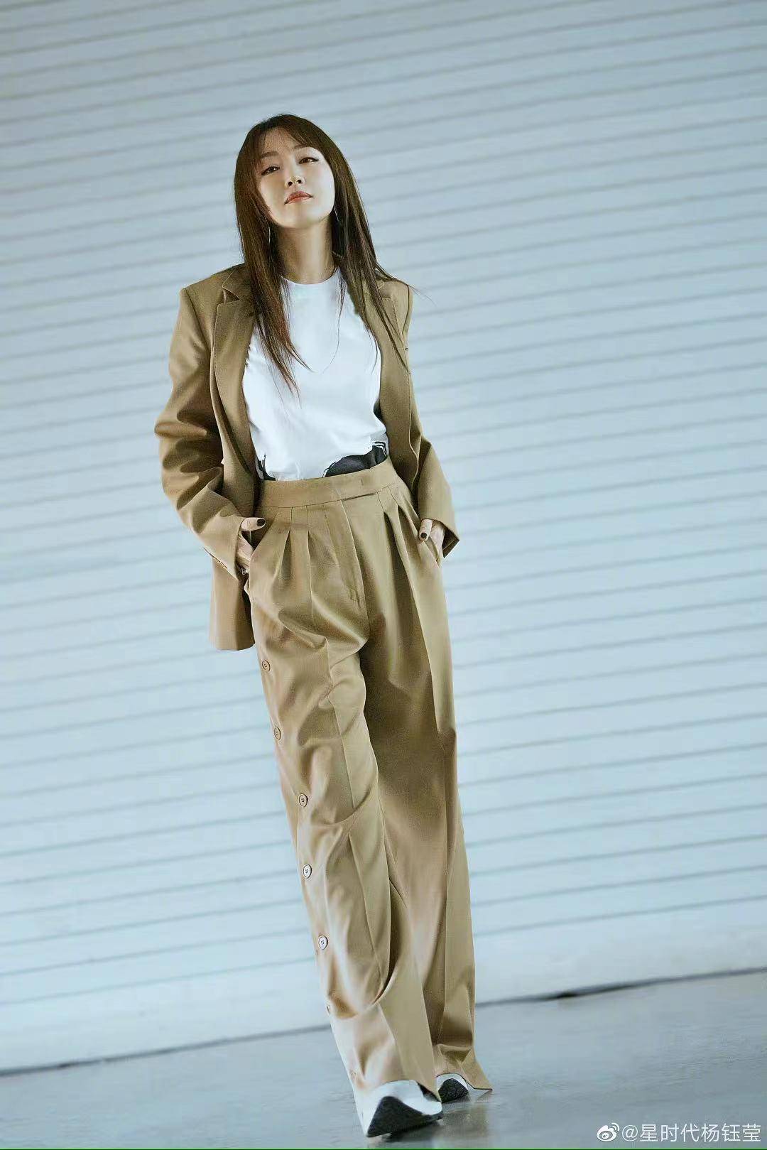 高跟鞋 杨钰莹为什么50岁了还这么美，她的穿搭真的非常值得我们借鉴