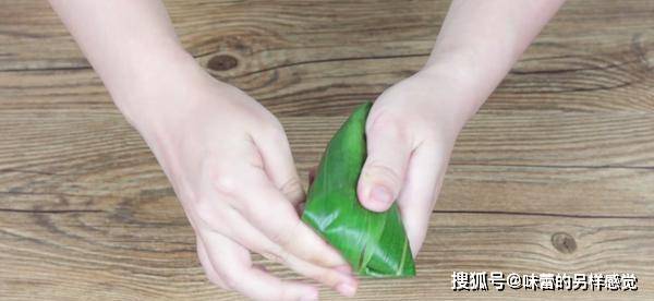 加入适量|教你包粽子啦,江南经典五花肉四角粽,肉馅肥而不腻,粽香四溢